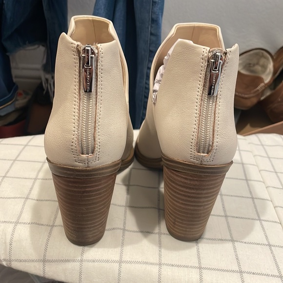 Vince Camuto White Ankle Boots size 9 - Picture 3 of 6